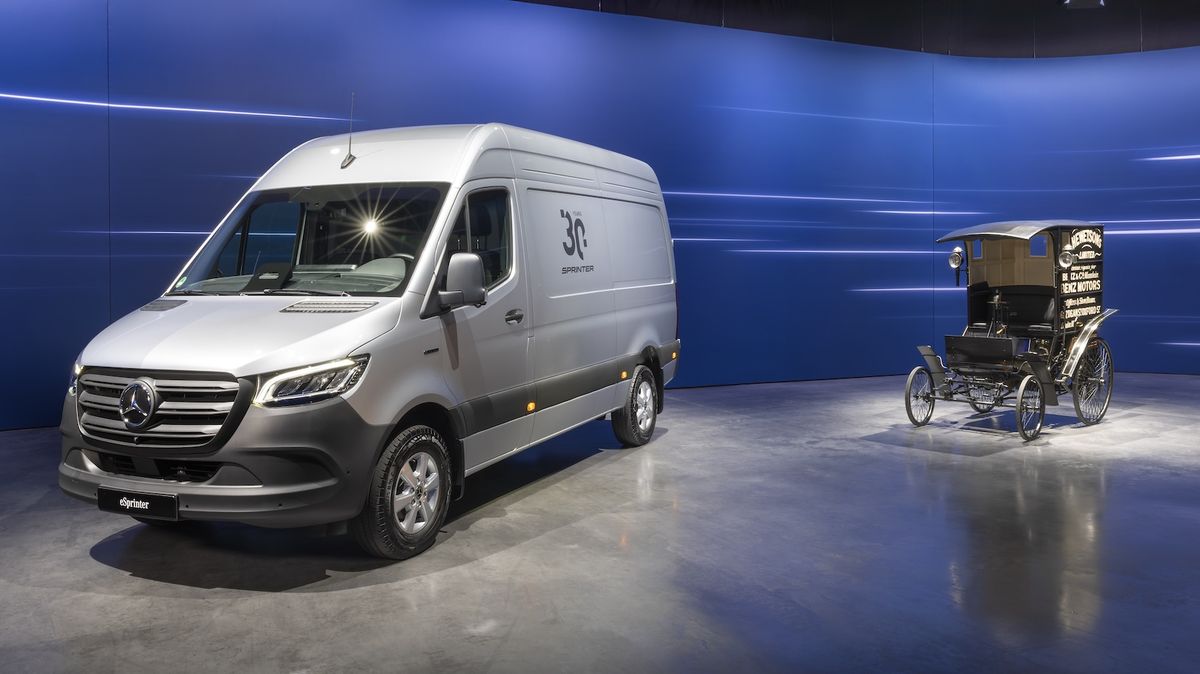 Mercedes se připravuje na důležité výročí a poodhaluje zásadní novinku. Hodně netradičně